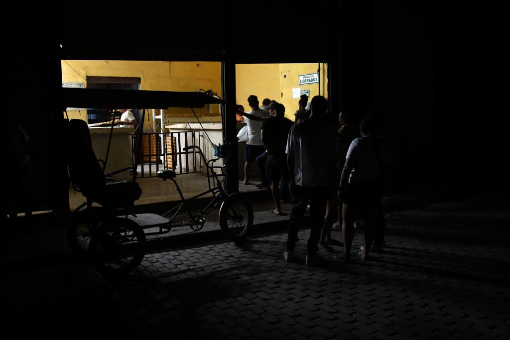 哈瓦那夜晚酷热难耐,停电成日常;太阳能产品热销,古巴民众艰难求变。 新闻