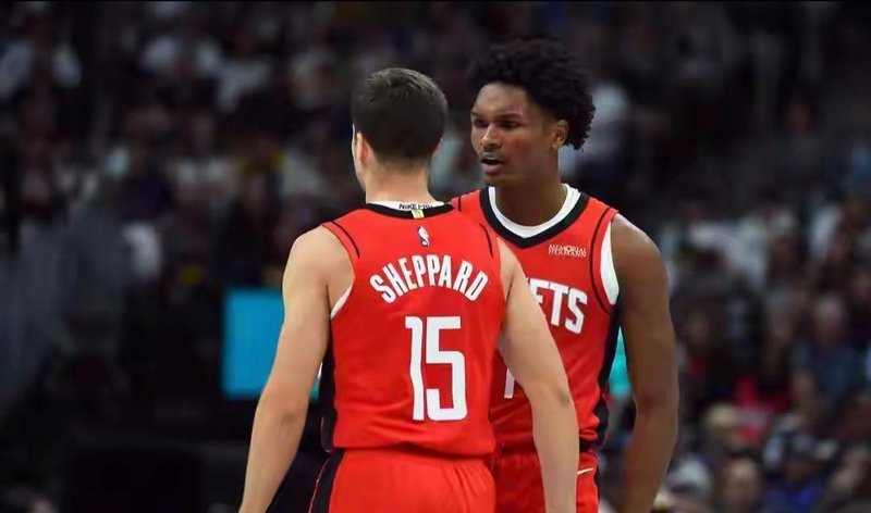  【战术复盘】火箭破敌113-102：杜兰特的杀手本能在关键时刻如何接管比赛 体育新闻