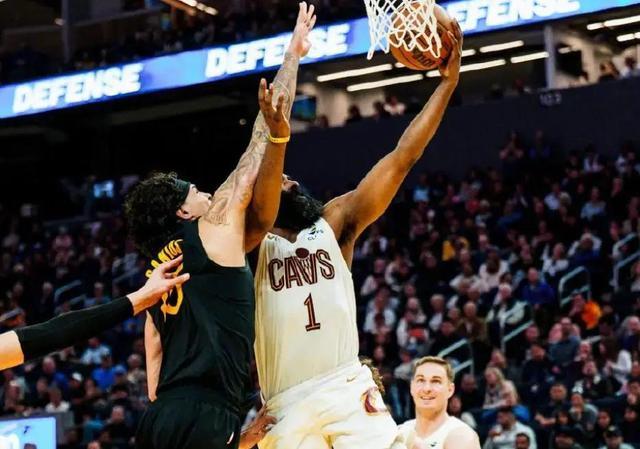  【战术解码】夹击策略失效背后的数学：哈登“磁铁效应”如何撕裂勇士防线 体育新闻