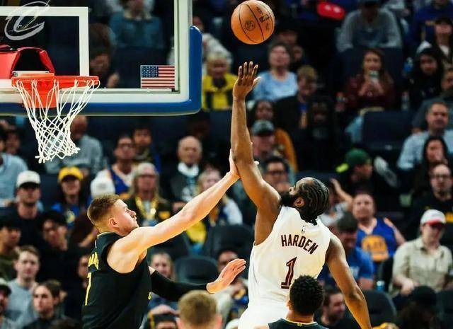  【战术解码】夹击策略失效背后的数学：哈登“磁铁效应”如何撕裂勇士防线 体育新闻