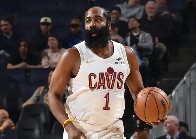  【战术解码】夹击策略失效背后的数学：哈登“磁铁效应”如何撕裂勇士防线 体育新闻