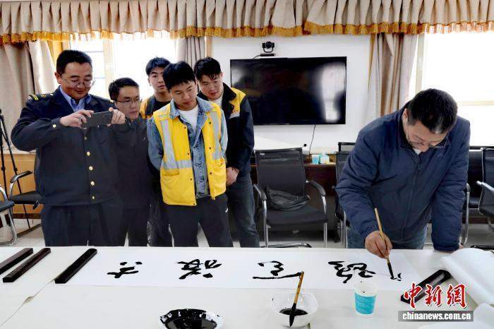  天路上的笔墨深情：一位老铁路人的二十年守望与文艺工作者的初心 文化旅游