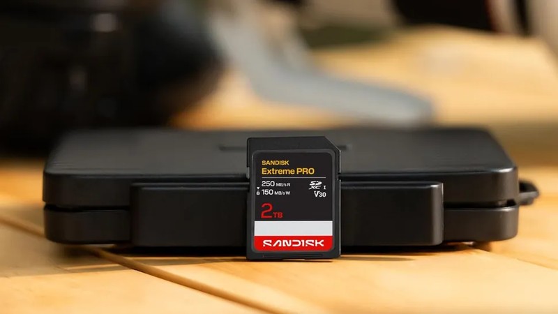 闪迪2TB Extreme Pro UHS-II存储卡深度解析：高速写入背后的技术博弈