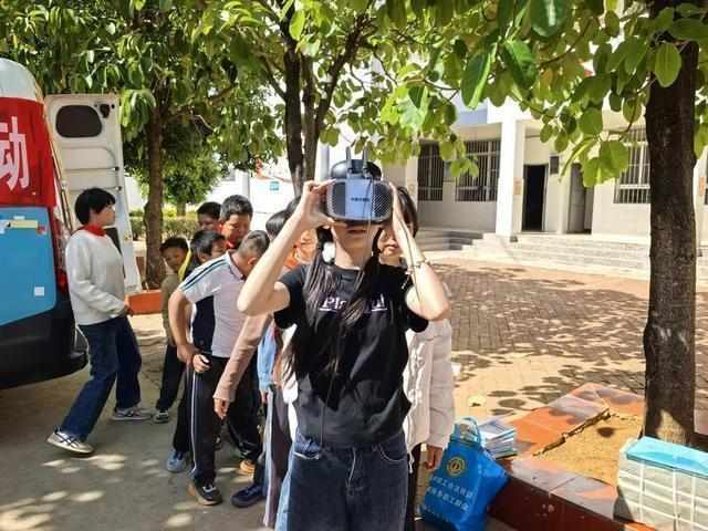 从牛顿色盘到最速降线:乡村小学科学教育的「破冰实验」深度复盘 教育招生